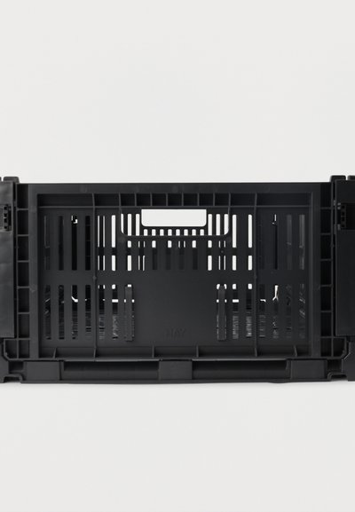 Μαύρο πτυσσόμενο πλαστικό κιβώτιο αποθήκευσης με σχισμές αερισμού και λαβές σε λευκό φόντο.