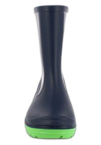 Botte en caoutchouc navy avec une finition lisse, tige haute et semelle extérieure verte. Avec un orteil arrondi et des accents texturés subtils près de la semelle.