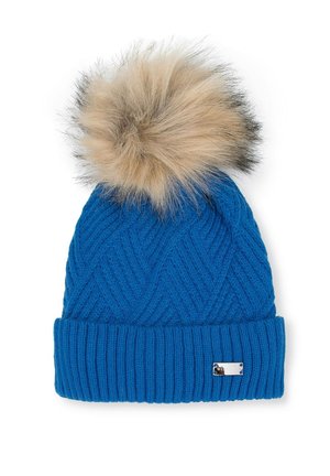 Bonnet d'hiver en tricot bleu avec bord côtelé et gros pompon en fausse fourrure beige et marron sur le dessus, sur fond blanc.