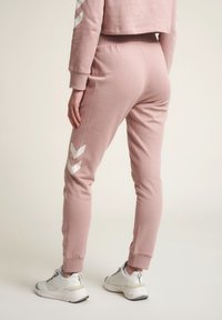 Hummel LEGACY TAPERED  - Träningsbyxor - woodrose