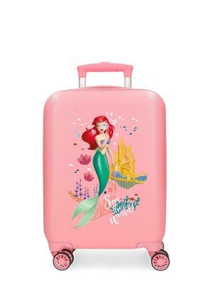 Maleta infantil rosa con ruedas, que presenta una sirena pelirroja, plantas submarinas, peces y un diseño de castillo amarillo.