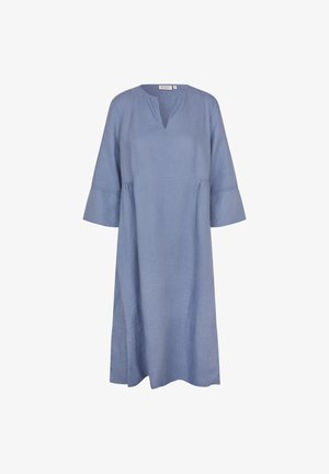 Robe bleu clair jusqu'aux genoux en tissu doux. Présente un décolleté en V, des manches trois-quarts et des fronces à la taille pour une coupe décontractée.