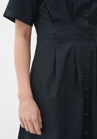 s.Oliver MIT KELLERFALTEN - Sukienka koszulowa