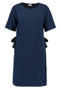 Mörkblå klänning med korta ärmar, rund halsringning, texturerad tyg och sidobågar vid midjan. Rakt snitt med knälång design.