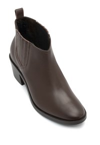 Brązowy skórzany botek na kostkę o gładkim wykończeniu, z wysmuklonym czubkiem i elastycznymi panelami po bokach. Posiada blokowy obcas i pętelkę ułatwiającą zakładanie.