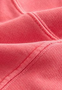 Unselected, red