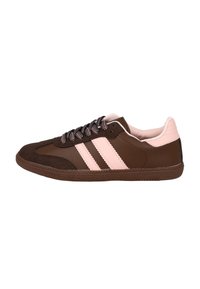 Zapatilla marrón con rayas rosas, suela texturizada y cordones con acentos rosas, mostrada de lado sobre un fondo blanco.