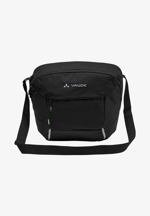 Schwarze Umhängetasche aus robustem Material mit einem Hauptfach mit Reißverschluss, verstellbarem Schultergurt und reflektierenden Akzenten. VAUDE-Logo aufgedruckt.