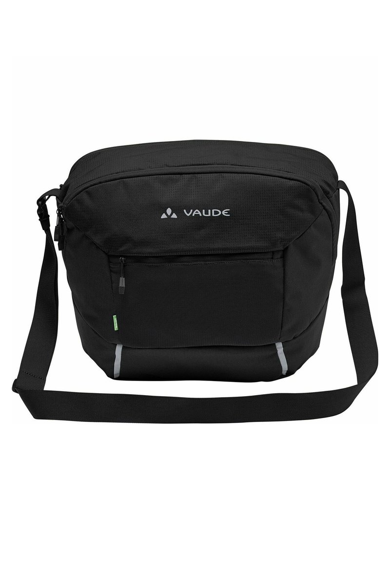 Schwarze Umhängetasche aus robustem Material mit einem Hauptfach mit Reißverschluss, verstellbarem Schultergurt und reflektierenden Akzenten. VAUDE-Logo aufgedruckt.