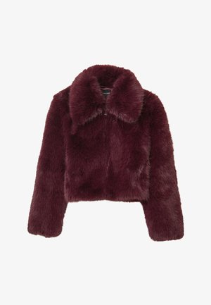 Burgunderfarbene Kunstpelzjacke mit weitem Kragen und langen Ärmeln; weiche Textur und dichtes Material, was ein gemütliches Aussehen verleiht.