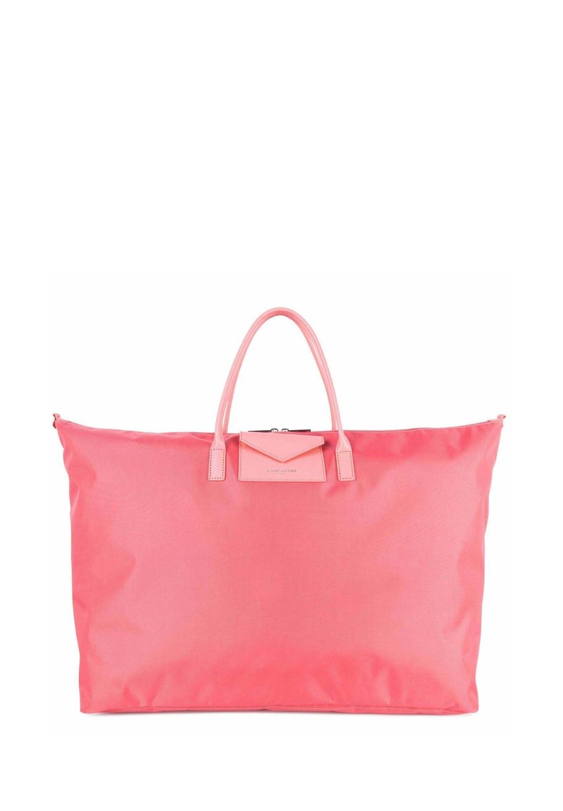 Borsa tote in nylon rosa con due manici, dotata di una piccola tasca a pattina e di un branding discreto. Texture liscia, forma rettangolare e design spazioso.