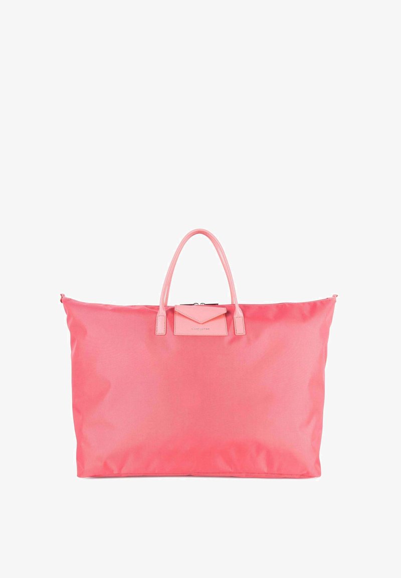 Sac en toile rose en nylon avec deux poignées, comportant une petite poche à rabat et un branding subtil. Texture lisse, forme rectangulaire et design spacieux.