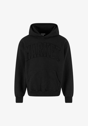 Czarna bluza z kapturem, wykonana z miękkiego materiału, z dużym, wypukłym napisem "MARKET" na klatce piersiowej, kieszenią typu kangur oraz ściągaczami przy mankietach i u dołu.