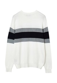 Maglione bianco con righe orizzontali grigie e blu navy. Presenta maniche lunghe, polsini a coste e un collo girocollo. Texture in maglia morbida.