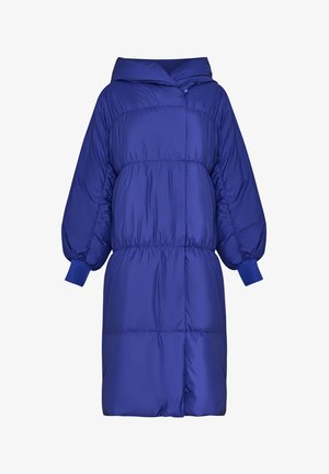 Páperová bunda v živé modré barvě, s kapucí, elastickým pasem a objemovými rukávy s hranatými manžetami. Hladká, lehká tkanina.