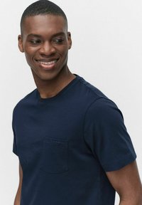 Marineblauwe katoenen T-shirt met ronde hals, korte mouwen en een linkse borstzak met gestikte branding in een bijpassende kleur.