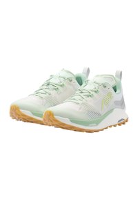 Lichte sportieve schoenen in wit en zacht groen, met een textuur bovenkant, rubberen grip zool en reflecterende accenten. Hoog model.