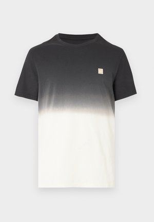 Tricou cu mâneci scurte, degrade de negru spre alb, guler rotund și etichetă dreptunghiulară mică pe partea superioară stângă a pieptului.