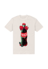Bílý tričko s grafikou láhve Coca-Cola s červenou mašlí, zelenými akcenty a detaily cesmíny na spodní části.