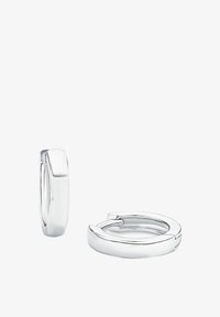 Pendientes de aro de plata con una superficie lisa y pulida. El diseño presenta una forma redondeada con un ligero acento cuadrado en el cierre.