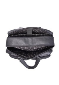 Sac en cuir noir avec une ouverture zippée, doté d'un intérieur doublé avec un motif de logo répétitif, de poignées doubles et d'un compartiment rembourré.