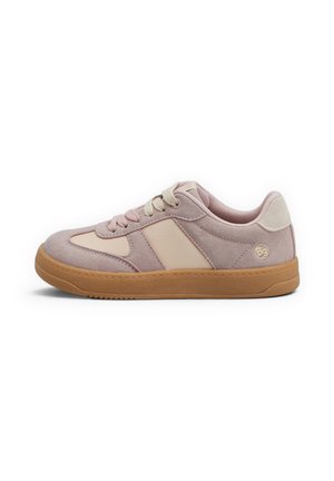 Sneaker basse con tomaia in suede beige e rosa, suola in gomma chiara, chiusura con lacci e piccolo logo circolare vicino al tallone, vista laterale.