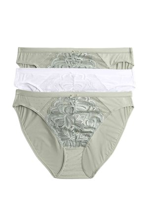 Conjunto de tres prendas íntimas femeninas con patrones florales de encaje, dos en gris claro y una en blanco, dispuestas en pilas sobre un fondo blanco.