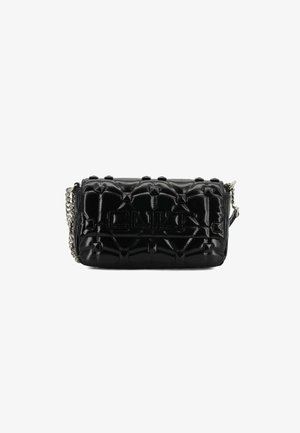 Borsa a spalla nera trapuntata con borchie a piramide, texture lucida in vernice, tracolla a catena e logo del marchio in rilievo sulla parte anteriore.