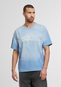 Market CRASH - Triko s potiskem - sky blue