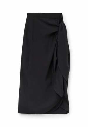 Zwarte midi-rok met een wikkelontwerp en een detail van een knoop aan de zijkant, gemaakt van gladde stof, getoond op een witte achtergrond.