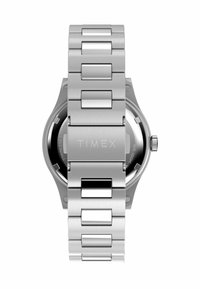 Montre en acier inoxydable avec une finition polie et brossée, dotée d'un bracelet argenté, d'un boîtier rond et d'un cadran noir avec un design minimal.