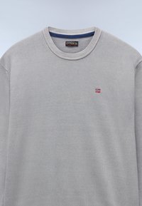 Lichtgrijs crewneck sweater met klein Noors vlaglogo op de borst en zwart merklabel binnenin de kraag.