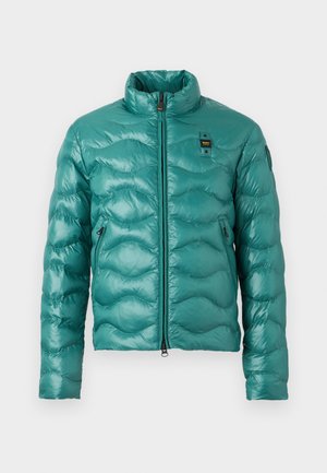 Tyrkysová prošívaná péřová bunda s vysokým límcem, předním zipem, zipovými kapsami po stranách a malou černo-žlutou nášivkou s logem na hrudi.