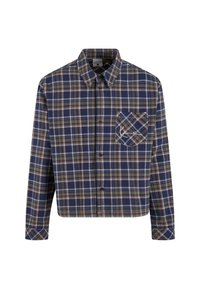 Hosszú ujjú, gombos ing kék, barna és fehér kockás mintával, elülső mellzsebében fehér hímzett aláírással.