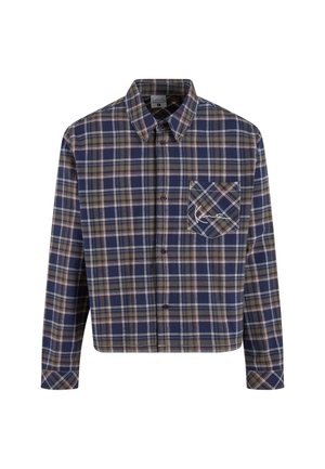 Hosszú ujjú, gombos ing kék, barna és fehér kockás mintával, elülső mellzsebében fehér hímzett aláírással.