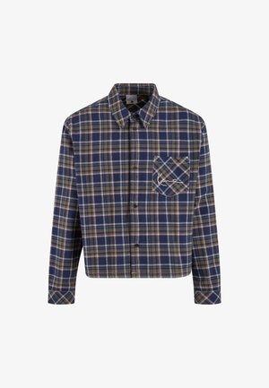 Långärmad skjorta med knappar i blå, brun och vit rutigt mönster, med en bröstficka fram som har vit broderad signatur.