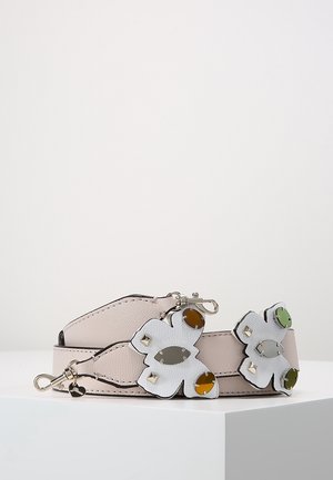 Hellrosa Lederarmband mit silbernen Verschlüssen, verziert mit weißen, blumenförmigen Applikationen, die mehrfarbige Edelsteine und silberne Nieten tragen.