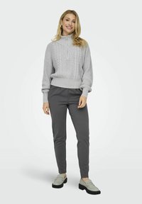 ONLY ONLDORITTA - Strickpullover - light grey melange