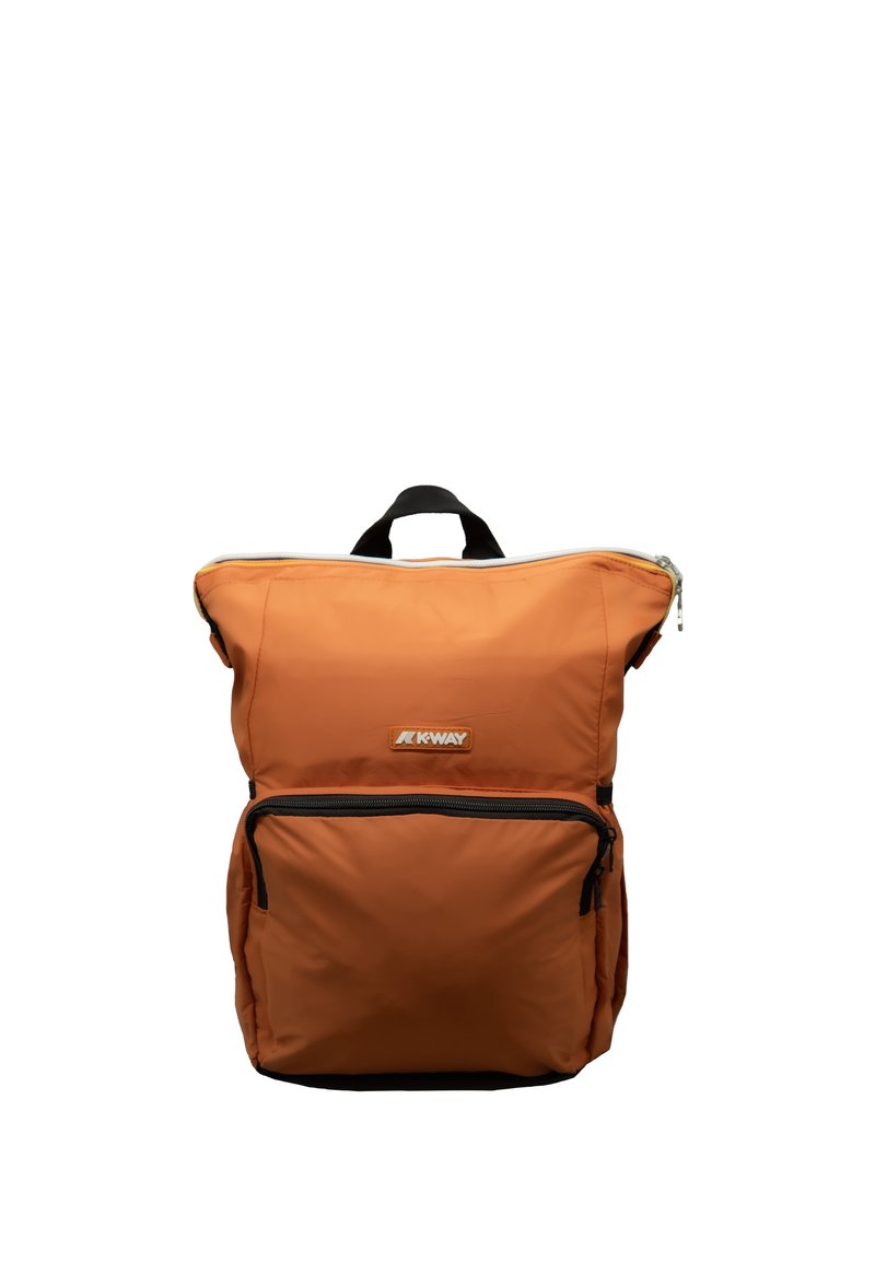 Zaino in nylon arancione con una cerniera superiore, tasca nera di accento e logo. Presenta un design piatto e una maniglia superiore per un trasporto facile.