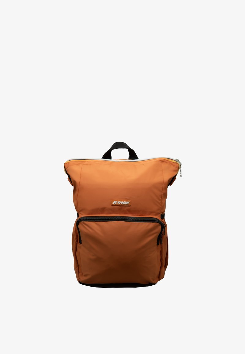 Zaino in nylon arancione con una cerniera superiore, tasca nera di accento e logo. Presenta un design piatto e una maniglia superiore per un trasporto facile.