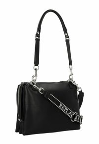 Borsa a mano in pelle nera con dettagli in argento, forma rettangolare, doppi manici e tracolla removibile con il testo "REPLAY".