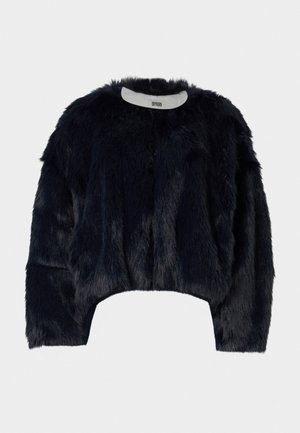 Pull cropped en fausse fourrure bleu marine foncé avec un col rond, des manches longues et une texture douce, sans fermetures visibles.