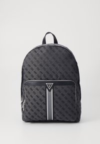Rucsac negru cu model, având o textură netedă, dotat cu un buzunar frontal, accente argintii și un detaliu central cu logo. Include curele ajustabile.