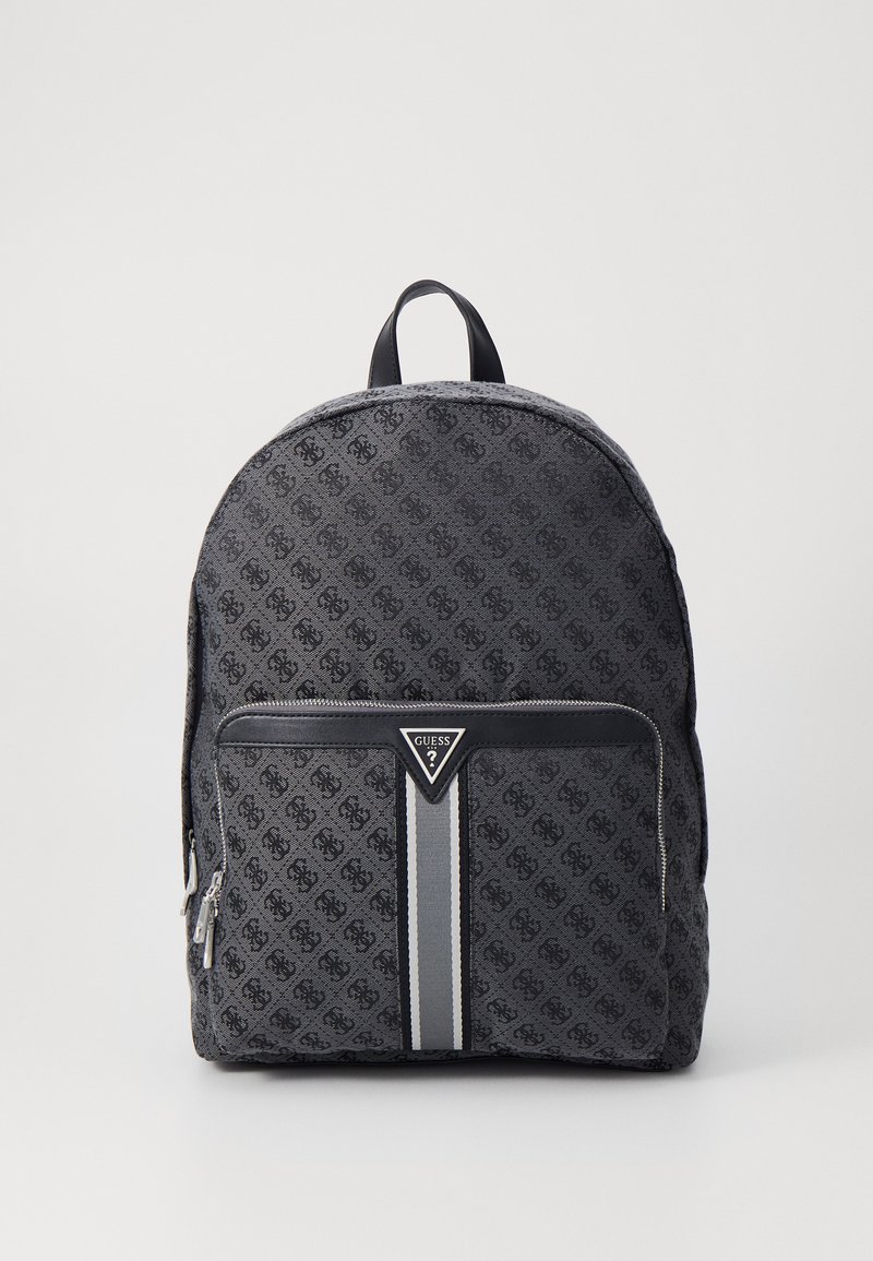 Mochila negra con un patrón, de textura suave, que cuenta con un bolsillo delantero, detalles en plata y un logo central. Incluye correas ajustables.