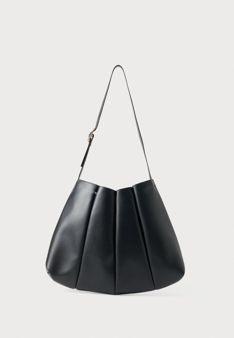 Sac à épaule en cuir noir avec un design plissé, texture lisse, une seule sangle et un subtil accent en doré.