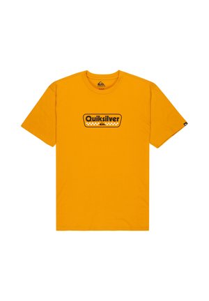 Camiseta de algodón amarilla con mangas cortas. Presenta un logotipo negro de "Quiksilver" con un patrón de cuadros en la parte delantera. Diseño simple con cuello redondo.