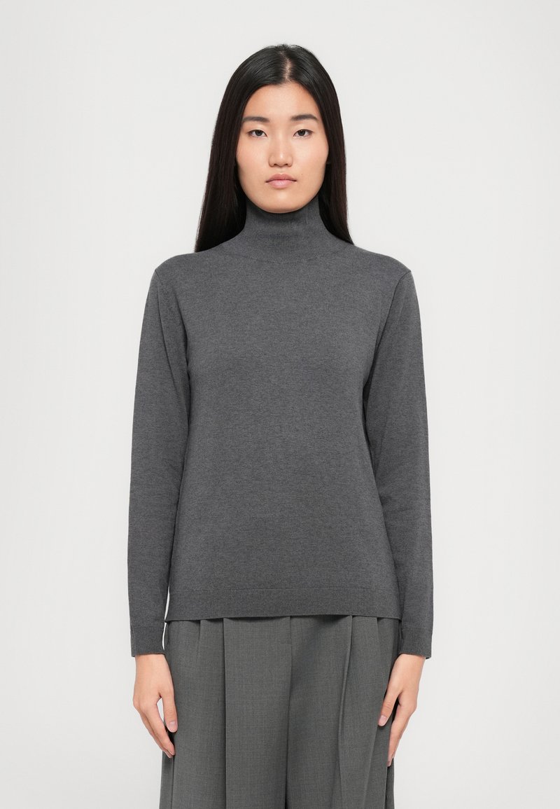 Pull col roulé gris en matière douce, avec des manches longues et une coupe décontractée. Texture lisse avec des poignets et un ourlet côtelés.