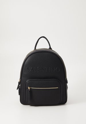 Schwarzer strukturierter Leder-Rucksack mit Tragegriff oben, Frontreißverschlusstasche, goldenen Reißverschlüssen und dem geprägten Valentino-Logo auf dem vorderen Panel.