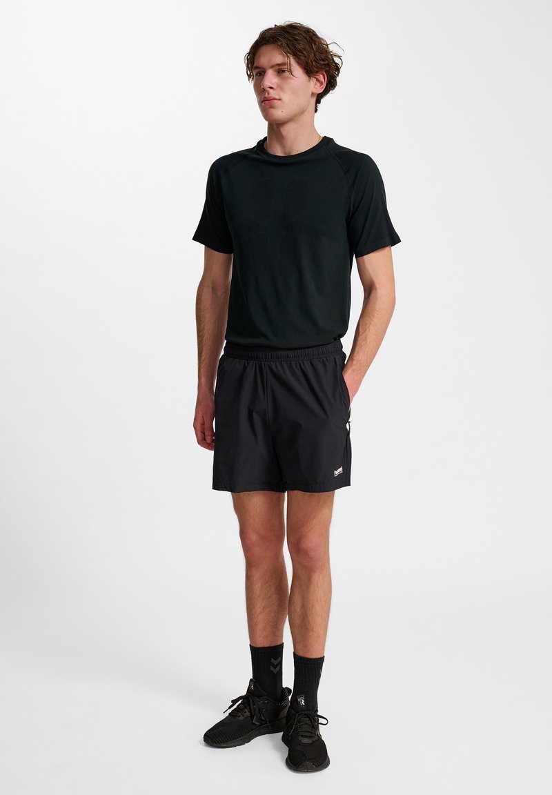 Schwarzes Sport-T-Shirt und schwarze Shorts mit rundem Halsausschnitt, kurzen Ärmeln, elastischem Bund und kontrastierendem Logodetail.