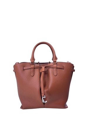 Borsa a tracolla in pelle marrone con una finitura testurizzata. Presenta due manici, una cinghia centrale e un accento in metallo argento nella chiusura.